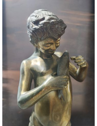 Figura statua chłopczyk z rybą