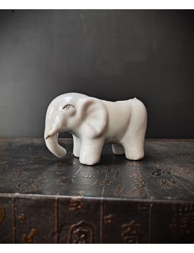 Mała osłonka donicy w formie porcelanowego słonia Chiny 1950